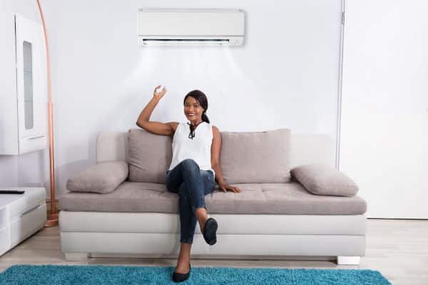 Minispilt Air Conditioner Women Turning On 1